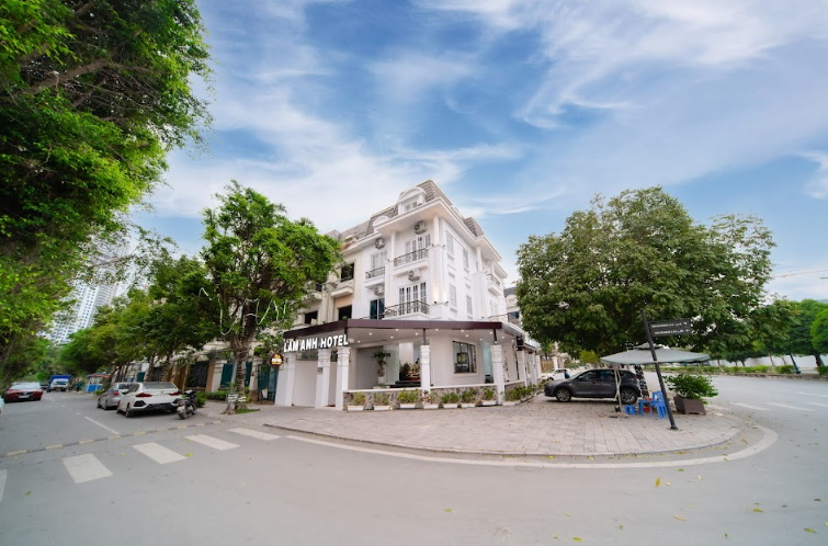 Lam Anh Hotel Dương Nội ở mặt tiền rộng rãi, view ngắm nhìn thơ mộng.